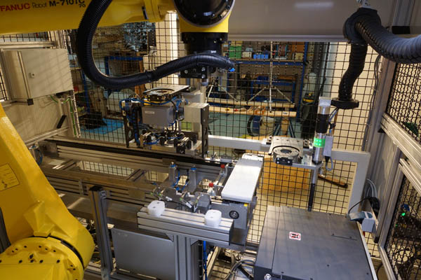 Roboterzelle, Vollautomatische Verschraubungszelle zum Verschrauben von Honbrillen auf Zylinderkurbelgehäuse, Industrie 4.0 Anlage. Roboterzellen von der Apparaturfabrik.